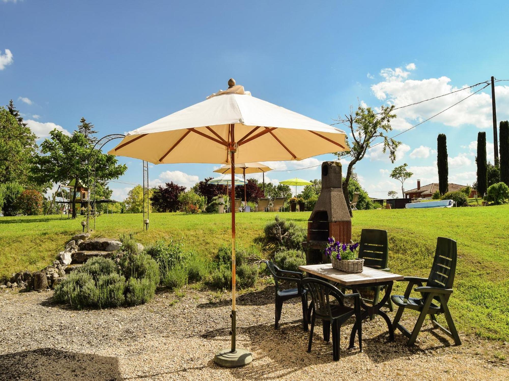 Snug Cottage In Saint Eutrope De Born With Pool Ngoại thất bức ảnh
